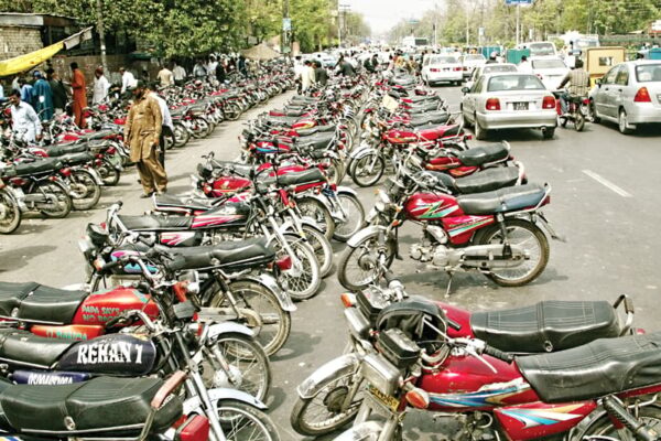 لائسنس بنوانے آیا شہری موٹرسائیکل سے ہی ہاتھ دھو بیٹھا